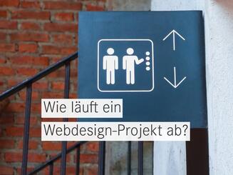 Fahrstuhlschild mit Richtungspfeilen – Schritt für Schritt durch den Ablauf der Webseiten-Erstellung
