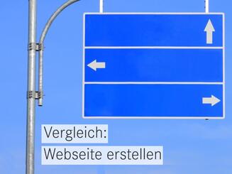 Blaues Autobahnschild als Symbol für die Wahl: Webseite mit KI, Agentur oder freier Designerin.